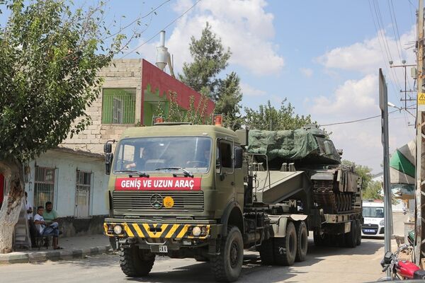 Çeşitli illerde konuşlu tank ve zırhlı araçlar, Gaziantep üzerinden Suriye sınırındaki Kilis'e getirildi. Zırhlı araçlar ve obüslerle sınır birliklerine takviye yapıldı.   - Sputnik Türkiye