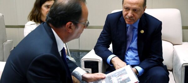 Cumhurbaşkanı Recep Tayyip Erdoğan, dörtlü zirve sonrası Fransız mevkidaşı François Hollande ile ikili görüşme gerçekleştirdi. Erdoğan bu sırada Hollande'a 15 Temmuz darbe girişimini anlatan bir kitap hediye etti. - Sputnik Türkiye