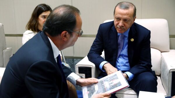 Cumhurbaşkanı Recep Tayyip Erdoğan, dörtlü zirve sonrası Fransız mevkidaşı François Hollande ile ikili görüşme gerçekleştirdi. Erdoğan bu sırada Hollande'a 15 Temmuz darbe girişimini anlatan bir kitap hediye etti. - Sputnik Türkiye