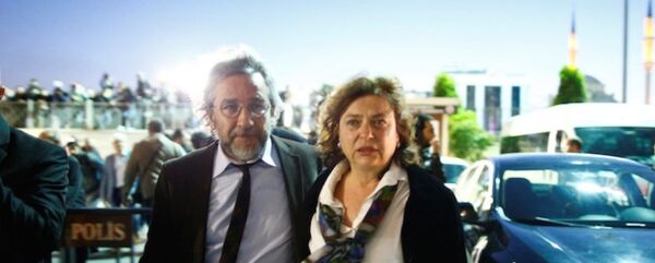 Uluslararası PEN Yazarlar Birliği, Can Dündar’ın eşi Dilek Dündar’ın pasaportuna el konmasına ilişkin yaptığı açıklamada “Aşırı gaddarca tedbirlerin bir yansıması” dedi. - Sputnik Türkiye