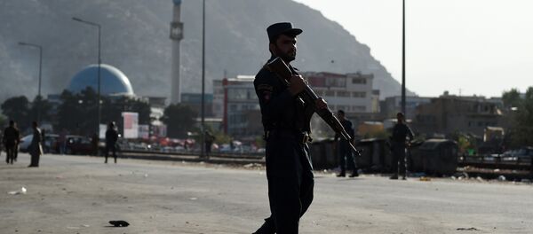 Kabil'deki ikiz patlamaların yaşandığı bölgede çevreyi kontrol eden bir asker. - Sputnik Türkiye