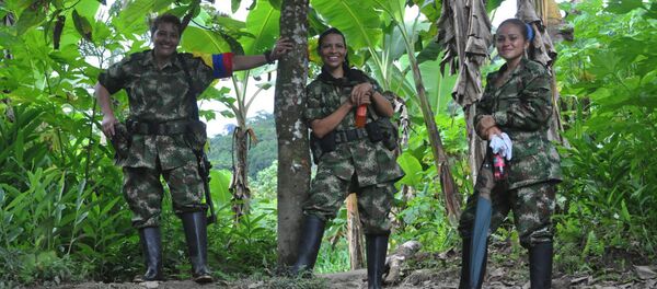 Kolombiya Devrimci Silahlı Güçleri’nin (FARC) kampını ziyaret eden Ukraynalı gazeteci Oleg Yasinkiy, gerillaları görüntüledi. Yasinkiy gerillaların yüzde 40’ını kadınların oluşturduğunu ve gerillalar arasındaki kadın erkek ayrımcılığının kentsel bölgelerdekinden çok daha az olduğunu söyledi. - Sputnik Türkiye