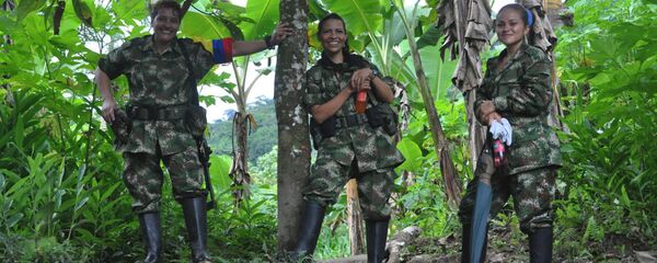 Kolombiya Devrimci Silahlı Güçleri’nin (FARC) kampını ziyaret eden Ukraynalı gazeteci Oleg Yasinkiy, gerillaları görüntüledi. Yasinkiy gerillaların yüzde 40’ını kadınların oluşturduğunu ve gerillalar arasındaki kadın erkek ayrımcılığının kentsel bölgelerdekinden çok daha az olduğunu söyledi. - Sputnik Türkiye