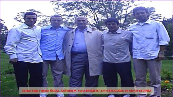 Ayrıca, Bekmezci'nin FETÖ'nün futbol yapılanmasına yönelik soruşturma kapsamında aranan eski milli futbolcu Arif Erdem, Hakan Ünsal, Emre Belözoğlu ve Ahmet Yıldırım ile de çekilmiş fotoğrafları ele geçirildi. - Sputnik Türkiye