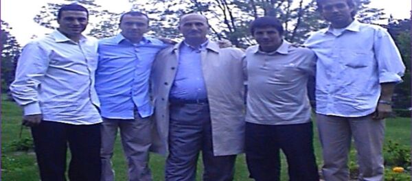 Ayrıca, Bekmezci'nin FETÖ'nün futbol yapılanmasına yönelik soruşturma kapsamında aranan eski milli futbolcu Arif Erdem, Hakan Ünsal, Emre Belözoğlu ve Ahmet Yıldırım ile de çekilmiş fotoğrafları ele geçirildi. - Sputnik Türkiye