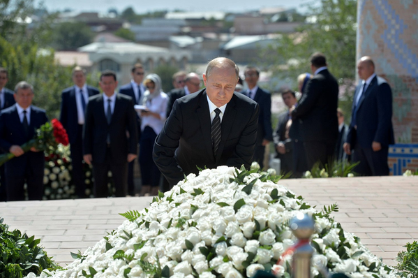 Putin, Kerimov'un mezarını ziyaret etti. - Sputnik Türkiye