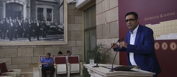 HDP Grup Başkanvekili İdris Baluken, TBMM'de basın toplantısı düzenledi. - Sputnik Türkiye