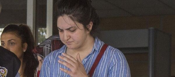 İstanbul Zeytinburnu'nda FETÖ'nün ‘kadın yapılanması’na yönelik operasyonda, Cumhurbaşkanı Erdoğan'a suikast girişiminde yer alan SAT komandosunun 'abla' eşi yakalandı. - Sputnik Türkiye