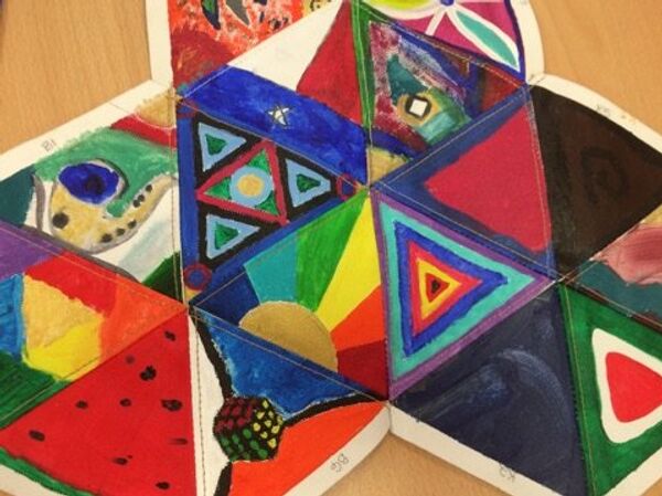 Kanser hastası çocukların çizdiği resimler, gerçek bir uzay giysisinin replikasının yapımında kullanılacak. - Sputnik Türkiye