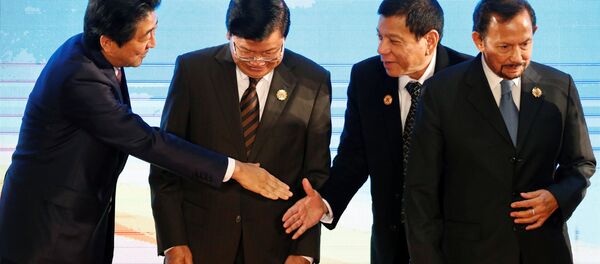 Japonya Başbakanı Şinzo Abe- Filipinler Devlet Başkanı Ricardo Duterte - Sputnik Türkiye