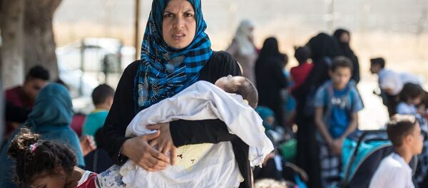 Anne Fatima Mahmud, artık ülkesine dönmenin mutluluğunu yaşadığı anlattı: Bugüne kadar bizi her anlamda destekleyen Türkiye şimdi de vatanımızı kurtardı. Emeği geçenlerden Allah razı olsun. Türkiye'de çok güzel dostluklar edindik, artık Türk dostlarımızın Suriye'de de bir evleri var. - Sputnik Türkiye