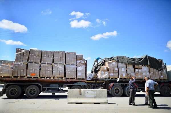 Sınır Kapısı Müdürü Munir el-Galban da yardımların yüklendiği 6 tırın akşam saatlerinde Gazze'ye gireceğini aktardı. - Sputnik Türkiye