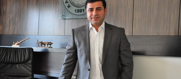 Rusya'nın Suriye'deki terörle mücadele operasyonları için Demirtaş, şu değerlendirmeyi yaptı: Rusya başından beri Suriye meselesinde taraftır, tarafsız bir ülke değil. Rusya, IŞİD’e karşı etkili bir mücadele yürüten bir ülke aynı zamanda. - Sputnik Türkiye