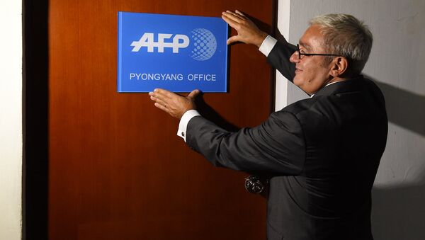 AFP CEO'su ve Yönetim Kurulu Başkanı Emmanuel Hoog, Pyonyang'taki büronun açılışında. - Sputnik Türkiye