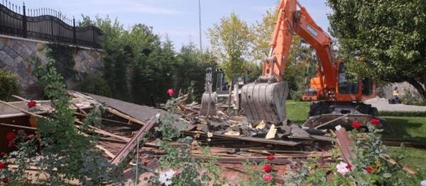 Ankara'nın Gölbaşı Belediyesi zabıta ekipleri, Koza İpek Grubu’nun sahibi Akın İpek’in annesi olan Melek İpek'in kamuya ait arazi üzerine yaptırdığı beton duvar ve çardaklar Mehter Marşı eşliğinde yıkıldı. Ankara'nın Gölbaşı Belediyesi zabıta ekipleri, Koza İpek Grubu’nun sahibi Akın İpek’in annesi olan Melek İpek'in kamuya ait arazi üzerine yaptırdığı beton duvar ve çardaklar Mehter Marşı eşliğinde yıkıldı. - Sputnik Türkiye