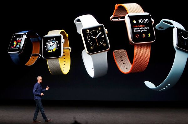 50 metreye kadar su geçirmez özellikte olan yenilenen Apple Watch'lar Apple Watch 2 ismini aldı. - Sputnik Türkiye