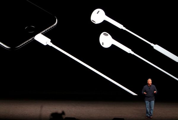 Standart kulaklık girişinin kaldırıldığı iPhone 7 ile birlikte Apple, Lightning formatındaki kulaklığını ve kablosuz kulaklık modeli AirPods'u da tanıttı.  - Sputnik Türkiye