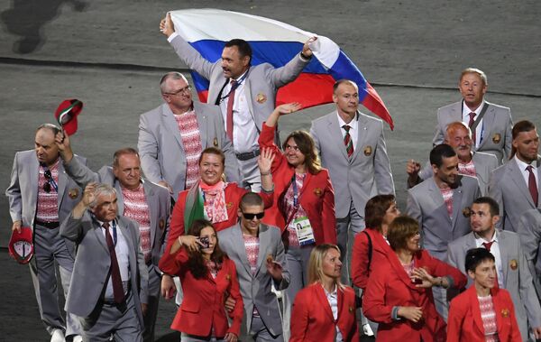 Brezilya’nın Rio de Jenario kentinde gerçekleştirilecek ve Rus sporcuların katılımına izin verilmeyen Paralimpik Oyunları’nın dünkü açılış töreni bir protestoya sahne oldu. Belaruslu sporcular, Rus sporcularla dayanışma içinde olduklarını göstermek için Rusya bayrağı taşıdı. - Sputnik Türkiye