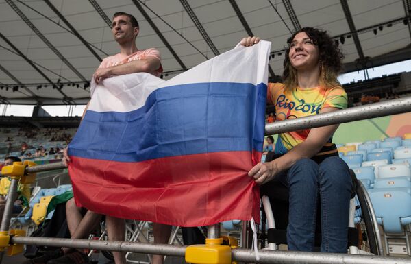 Brezilya’nın Rio de Jenario kentinde gerçekleştirilecek ve Rus sporcuların katılımına izin verilmeyen Paralimpik Oyunları’nın dünkü açılış töreni bir protestoya sahne oldu. Belaruslu sporcular, Rus sporcularla dayanışma içinde olduklarını göstermek için Rusya bayrağı taşıdı. - Sputnik Türkiye