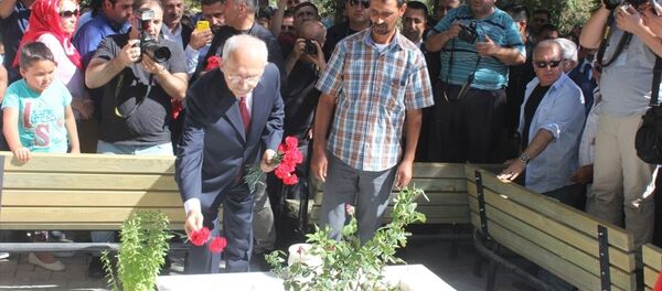 Kılıçdaroğlu, Ömer Halisdemir'n kabrinde - Sputnik Türkiye