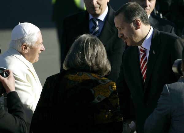O dönem başbakan olan Recep Tayyip Erdoğan, Papa 16. Benedict'i 28 Kasım 2006 tarihinde Ankara Esenboğa Havalimanı'nda karşılamıştı. O dönem başbakan olan Recep Tayyip Erdoğan, Papa 16. Benedict'i 28 Kasım 2006 tarihinde Ankara Esenboğa Havalimanı'nda karşılamıştı. - Sputnik Türkiye