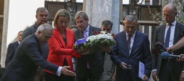 Avrupa Birliği (AB) Dış İlişkiler ve Güvenlik Politikası Yüksek Temsilcisi Federica Mogherini ile Komşuluk Politikası ve Genişleme Müzakerelerinden Sorumlu AB Komiseri Johannes Hahn, TBMM'yi ziyaret etti. Heyet, TBMM Genel Sekreteri Mehmet Ali Kumbuzoğlu eşliğinde, FETÖ'nün darbe girişiminde Meclis'in bombalanan bölümlerini gezerek, o gece yaşananlara ilişkin bilgi aldı. - Sputnik Türkiye