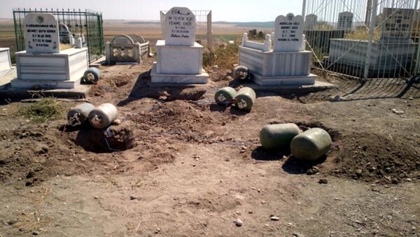 Mehdi Eker'in aile mezarlığında tuzaklı bombalar keşfedildi - Sputnik Türkiye