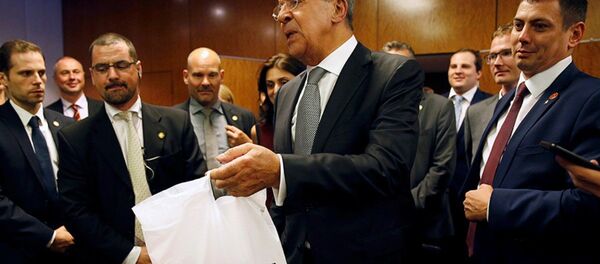 Rusya Dışişleri Bakanı Sergey Lavrov, gazetecilere pizza ve vodka ikram etti - Sputnik Türkiye