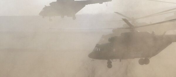 Rus hava kuvvetlerine bağlı askerler ve ordu helikopterleri iniş ve acil müdahale çalışması yapıyor. - Sputnik Türkiye