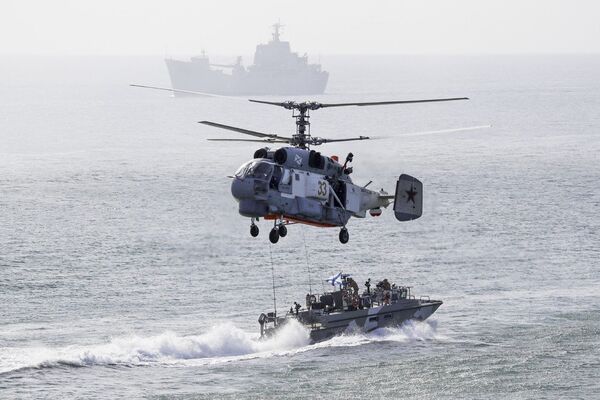 Rus donanma gemisi ve helikopterli askerle halatla gemiye iniş talimi gerçekleştiriyor. - Sputnik Türkiye