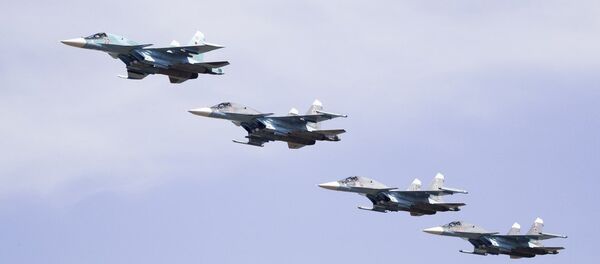Rus ordusuna ait Su-34 bombalarını taşıyan jet uçakları hizalı uçarak birazdan bombaları bırakmaya hazırlanıyor. - Sputnik Türkiye
