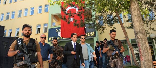 İçişleri Bakanlığı tarafından Muş'un Bulanık ilçesi Belediye Başkanı Figen Yaşar'ın yerine görevlendirilen Kaymakam Ömer Şahin, esnafı ziyaret etti. İçişleri Bakanlığı tarafından Muş'un Bulanık ilçesi Belediye Başkanı Figen Yaşar'ın yerine görevlendirilen Kaymakam Ömer Şahin, esnafı ziyaret etti. - Sputnik Türkiye