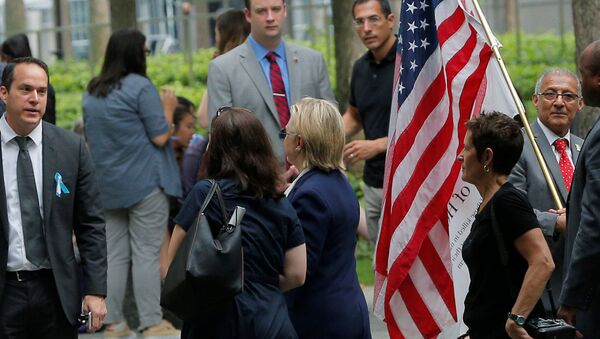 Demokrat Partili başkan adayı Hillary Clinton, rahatsızlığı sebebiyle 11 Eylül törenlerinden erken ayrıldı. - Sputnik Türkiye