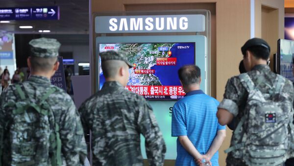 South Korean soldiers and passenger watch a TV broadcasting a news report on Seismic activity produced by a suspected North Korean nuclear test, at a railway station in Seoul, South Korea, September 9, 2016. - Sputnik Türkiye