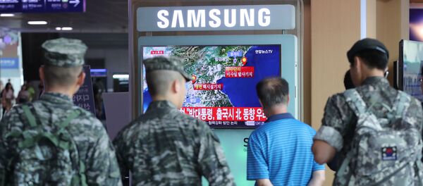 South Korean soldiers and passenger watch a TV broadcasting a news report on Seismic activity produced by a suspected North Korean nuclear test, at a railway station in Seoul, South Korea, September 9, 2016. - Sputnik Türkiye