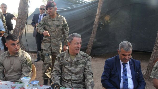 Genelkurmay Başkanı Hulusi Akar, Suriye sınırındaki askerleri ziyaret ederek bayramlaştı. - Sputnik Türkiye