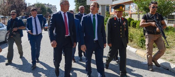 Van Valisi İbrahim Taşyapan, İl Emniyet Müdürü Mehmet Suat Ekici ve Van Jandarma Asayiş Kolordu Komutanı Korgeneral Arif Çetin, AK Parti İl Başkanlığı önündeki polis kontrol noktasına PKK mensuplarınca bomba yüklü araçla düzenlenen saldırının ardından olay yerinde incelemelerde bulundu. - Sputnik Türkiye