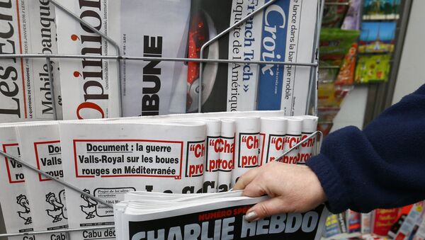 A woman picks up the issue of Charlie Hebdo. - Sputnik Türkiye
