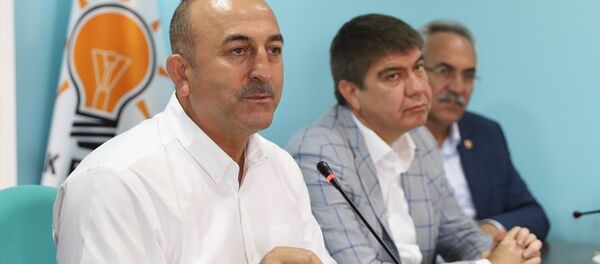 Bayram tatilini Antalya'da geçiren Dışişleri Bakanı Mevlüt Çavuşoğlu, Manavgat AK Parti İlçe Teşkilatı'ndaki bayramlaşma törenine katıldı. Çavuşoğlu, burada bir konuşma yaptı. - Sputnik Türkiye