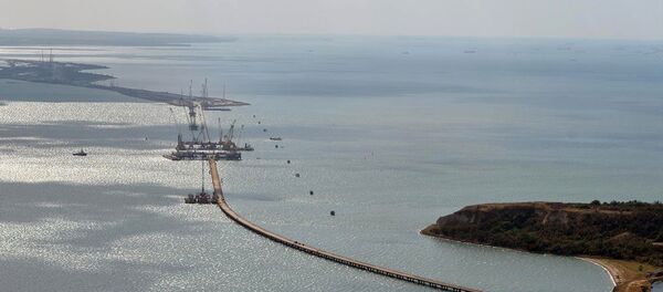 Kerç Köprüsü'nün Kırım'ı Rus ulaşım sistemine tümüyle entegre edeceğinden köprü inşaatının en önemli proje olduğunu kaydeden Putin, Başbakan Dmitriy Medvedev'den çalışmaları dikkatli biçimde izlemesini istedi. - Sputnik Türkiye