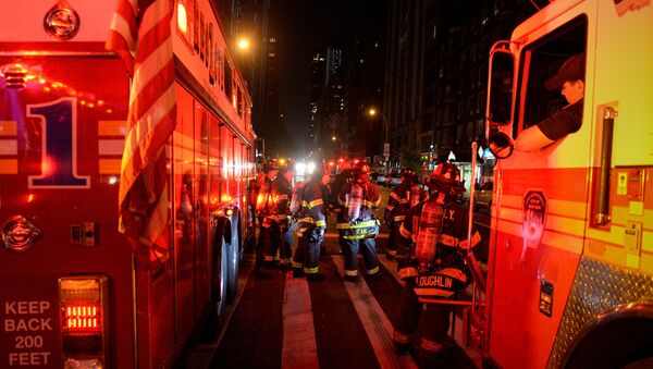 New York City firefighters stand near the site of an explosion in the Chelsea neighborhood of Manhattan, New York - Sputnik Türkiye