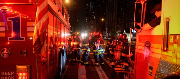 New York City firefighters stand near the site of an explosion in the Chelsea neighborhood of Manhattan, New York - Sputnik Türkiye
