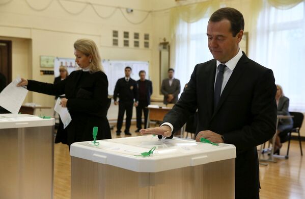 Rusya Başbakanı Medvedev ve eşi Svetlana oylarını başkent Moskova'da kullandı - Sputnik Türkiye