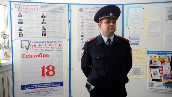 A police officer at a polling station during the preparation for the single election day on September 18 - Sputnik Türkiye