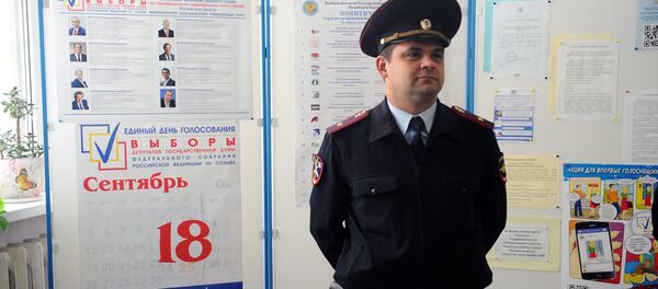 A police officer at a polling station during the preparation for the single election day on September 18 - Sputnik Türkiye