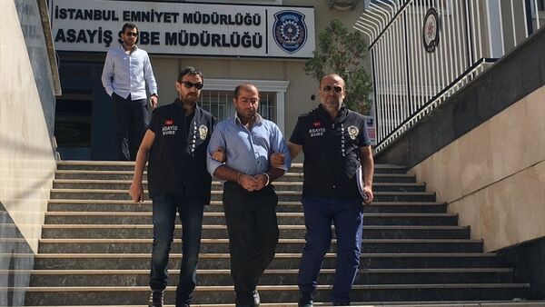 Çekmeköy'de, belediye otobüsünde bir hemşireyi darbettiği iddiasıyla gözaltına alınan şüpheli, adliyeye sevk edildi. - Sputnik Türkiye