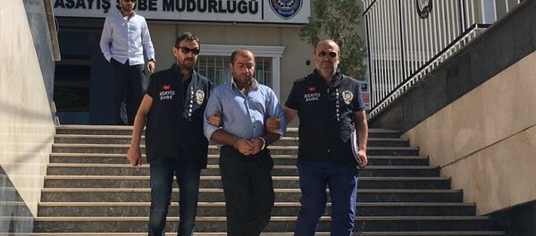 Çekmeköy'de, belediye otobüsünde bir hemşireyi darbettiği iddiasıyla gözaltına alınan şüpheli, adliyeye sevk edildi. - Sputnik Türkiye