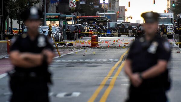 New York City Police Department (NYPD) officers stand near the site of an explosion in the Chelsea neighborhood of Manhattan, New York, U.S - Sputnik Türkiye