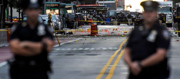 New York City Police Department (NYPD) officers stand near the site of an explosion in the Chelsea neighborhood of Manhattan, New York, U.S - Sputnik Türkiye