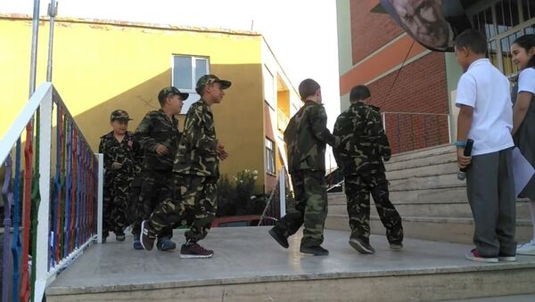 Okulun ilk günü, asker üniformalı çocuklara '15 Temmuz' gösterisi yaptırıldı - Sputnik Türkiye